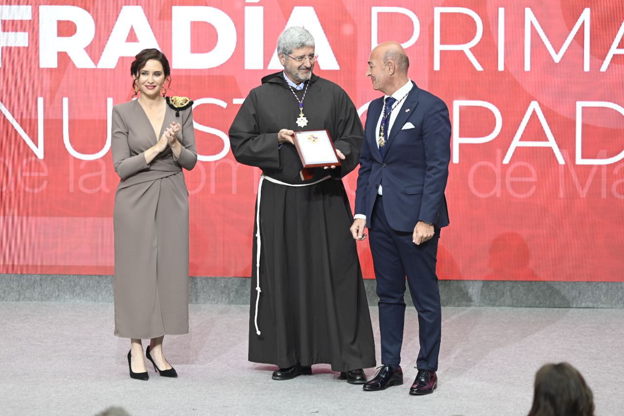 Isabel Díaz Ayuso entrega la Encomienda de Número de la Orden del Dos de Mayo a Benjamín Echeverría, padre superior de la Fraternidad de Jesús de Medinaceli y al vice hermano mayor de la Archicofradía, Miguel Ángel Izquierdo