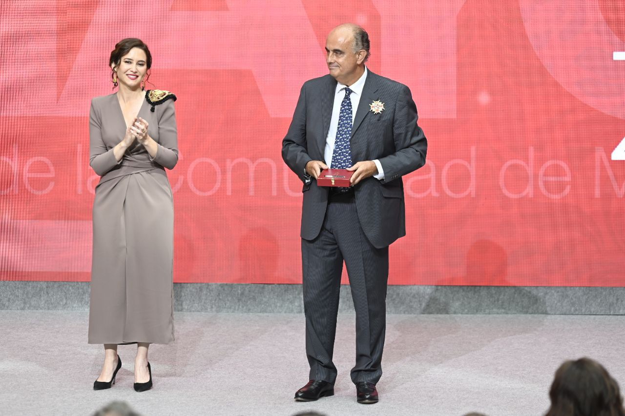 Isabel Díaz Ayuso entrega la Encomienda de Número de la Orden del Dos de Mayo a Antonio Zapatero, exviceconsejero de Salud Madrid