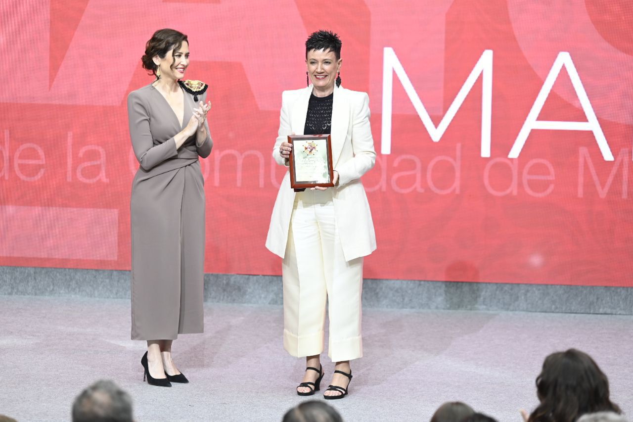 Isabel Díaz Ayuso entrega la Encomienda de Número de la Orden del Dos de Mayo a Mercedes Pena, directora del Centro de Educación Especial María Soriano