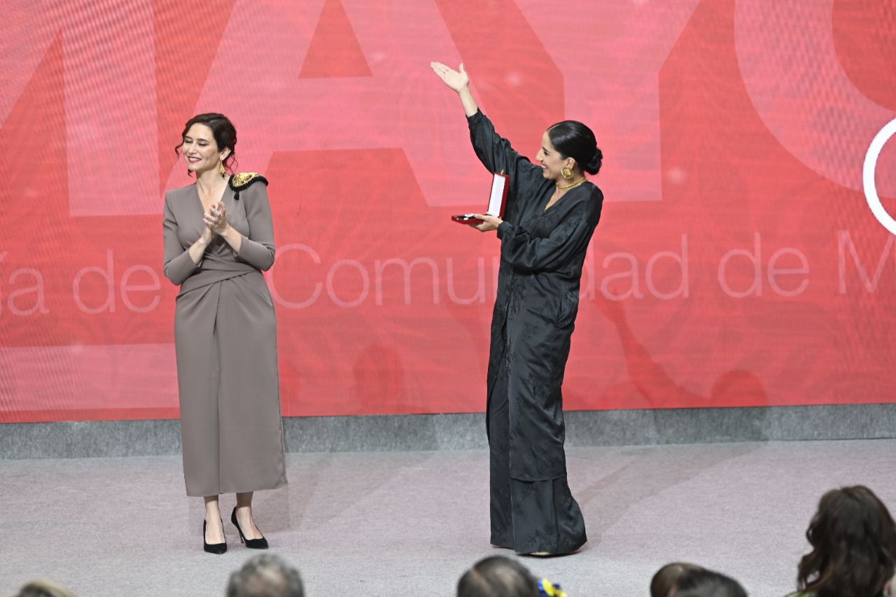 Isabel Díaz Ayuso entrega la medalla de la Comunidad de Madrid, en su categoría de Plata, a Lucía Campillo, mujer del bailaor Jesús Carmona