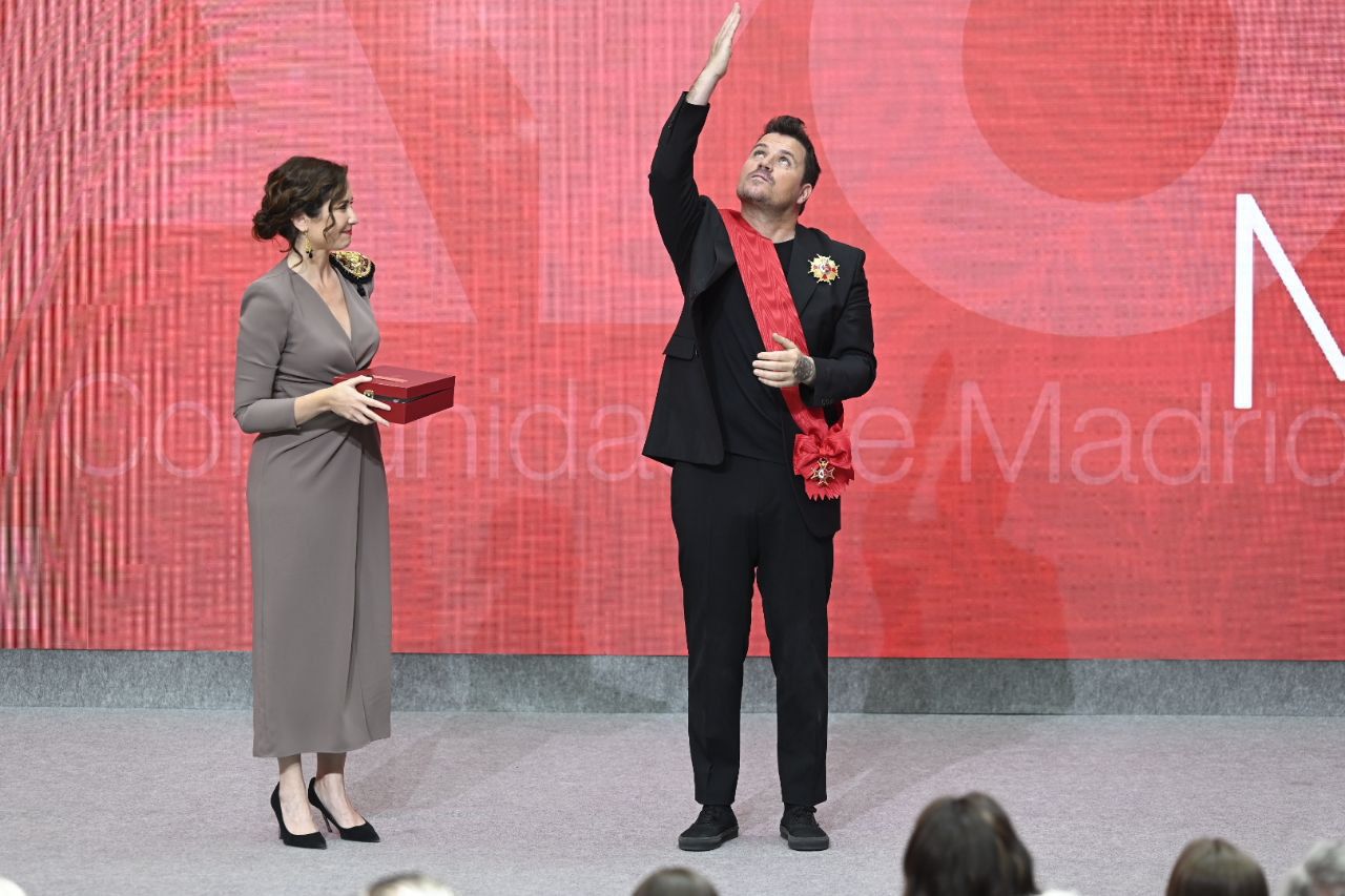 Isabel Díaz Ayuso entrega la Gran Cruz de la Orden del 2 de Mayo al cantante madrileño Dani Martín