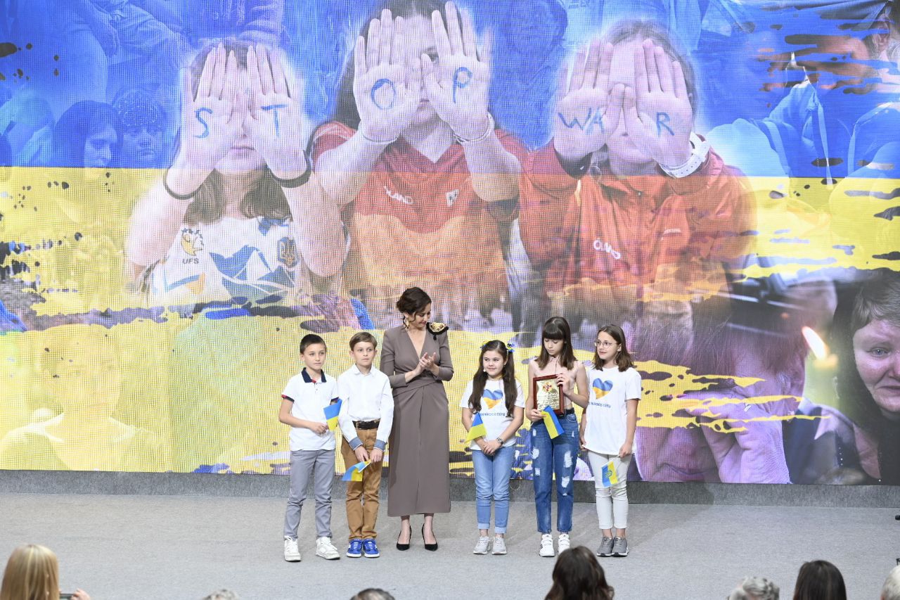Isabel Díaz Ayuso entrega la Gran Cruz de la Orden del 2 de Mayo a Anna, Snifana, Yevlen, David y Ruslan, en nombre de los 6.439 niños ucranianos escolarizados en Madrid