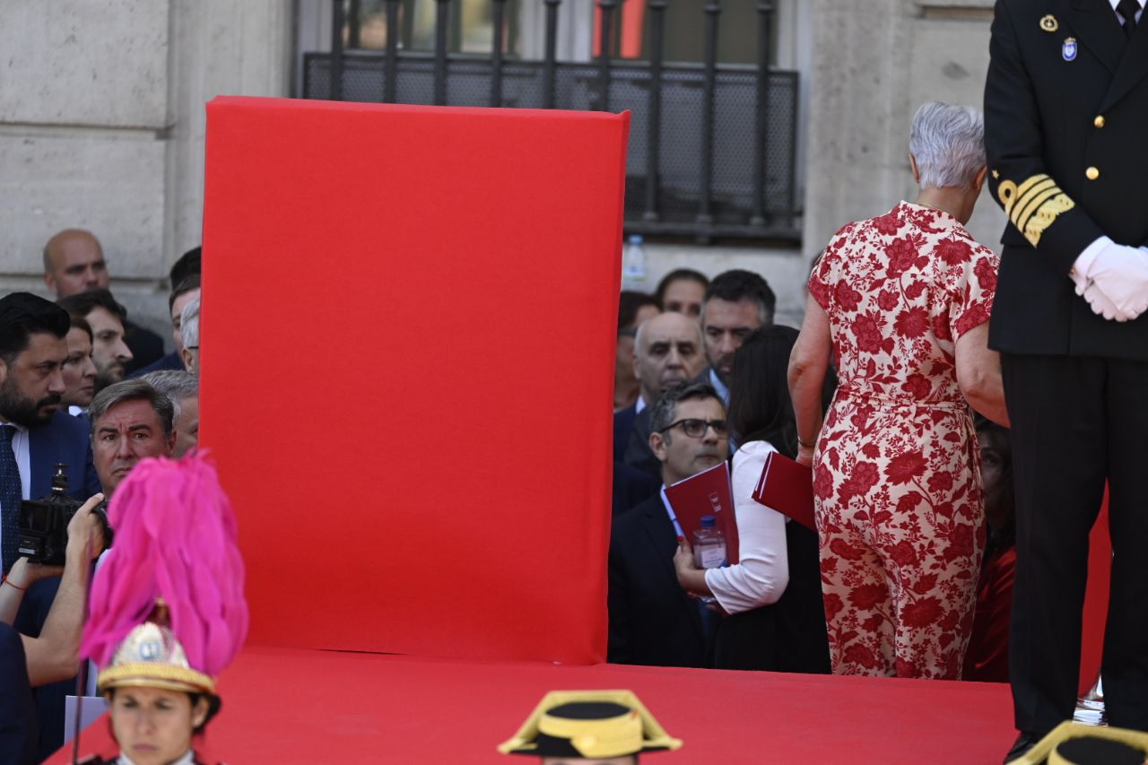 La Comunidad impide a Bolaños subir a la tribuna de autoridades del acto cívico-militar de Sol