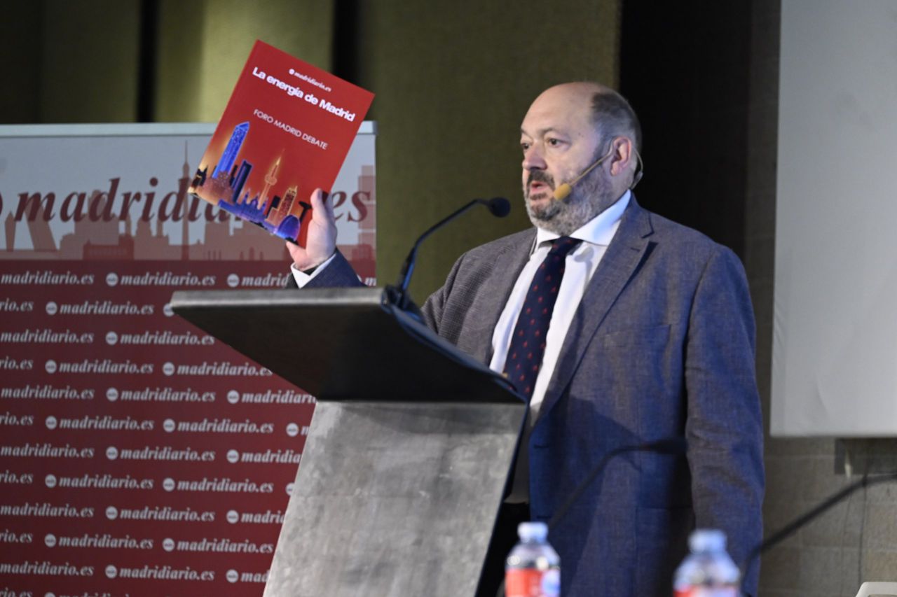 Constantino Mediavilla, presidente editor de Madridiario, con el libro 'La energía de Madrid'