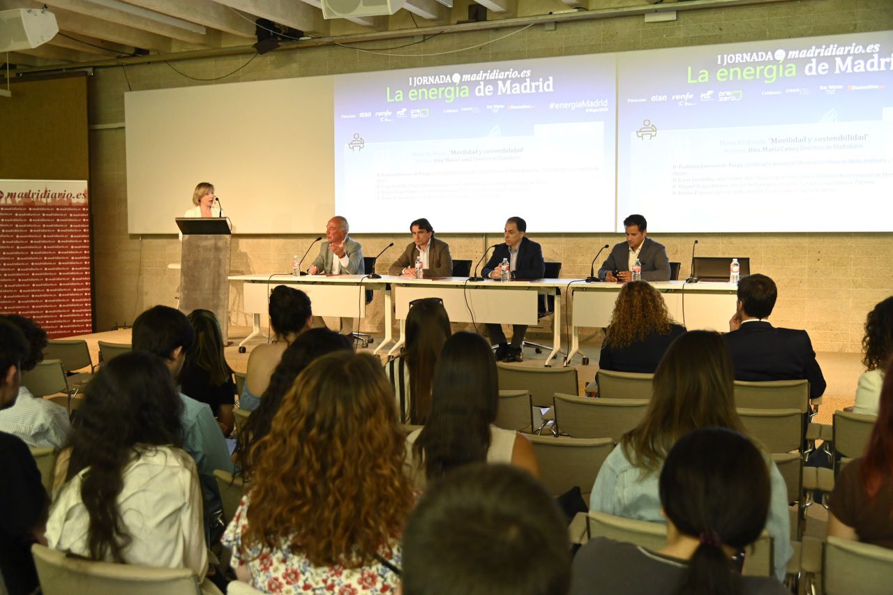 Primera mesa de debate: Federico Jiménez de Parga, coordinador general de Movilidad del área de Medio Ambiente y Movilidad del Ayuntamiento de Madrid; Isaac Centellas García, responsable de la División de Instalaciones y Sistemas de Información de Metro de Madrid; Miguel Ángel Alonso, director de Ingeniería del Grupo Alsa; y Bruno Espinar, gerente de Movilidad 4.0 e innovación digital de Renfe.