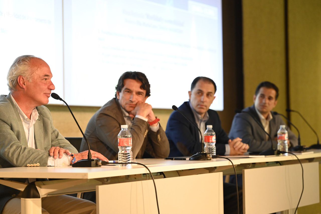 Primera mesa de debate: Federico Jiménez de Parga, coordinador general de Movilidad del área de Medio Ambiente y Movilidad del Ayuntamiento de Madrid; Isaac Centellas García, responsable de la División de Instalaciones y Sistemas de Información de Metro de Madrid; Miguel Ángel Alonso, director de Ingeniería del Grupo Alsa; y Bruno Espinar, gerente de Movilidad 4.0 e innovación digital de Renfe.