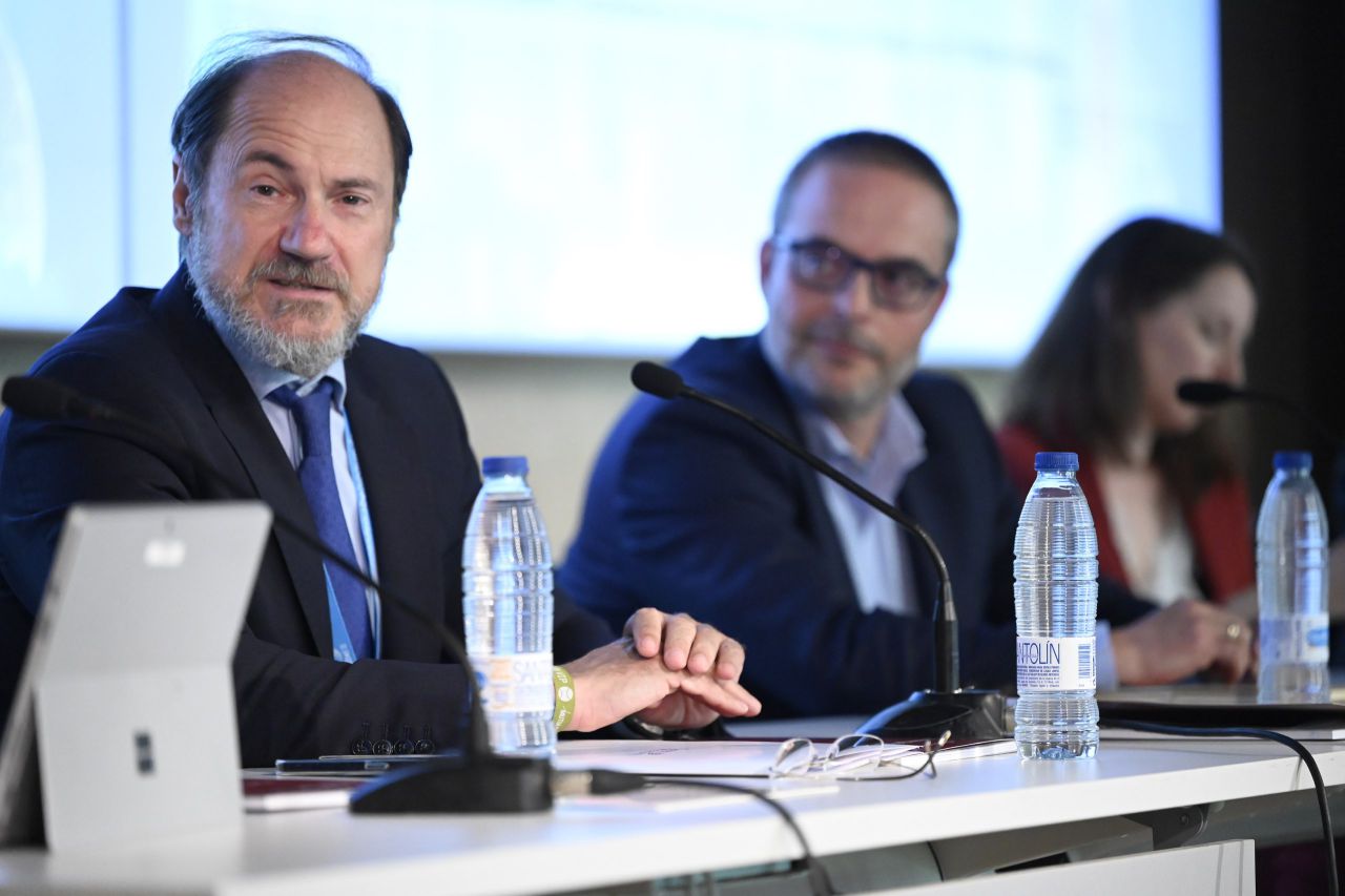 Segunda mesa:  'Energía limpia y verde', contará con la participación de Mariano González, consejero delegado del Canal de Isabel II; Sergio Cabellos, director regional de España y Portugal de PreZero; Ana Benavent, directora de Innovación de Valoriza; y Olivier Malet, jefe del departamento de Tratamiento y Reciclaje de Residuos de FCC. Este debate será moderado por Fernando Arlandis, director general de descarbonización de la Comunidad de Madrid.