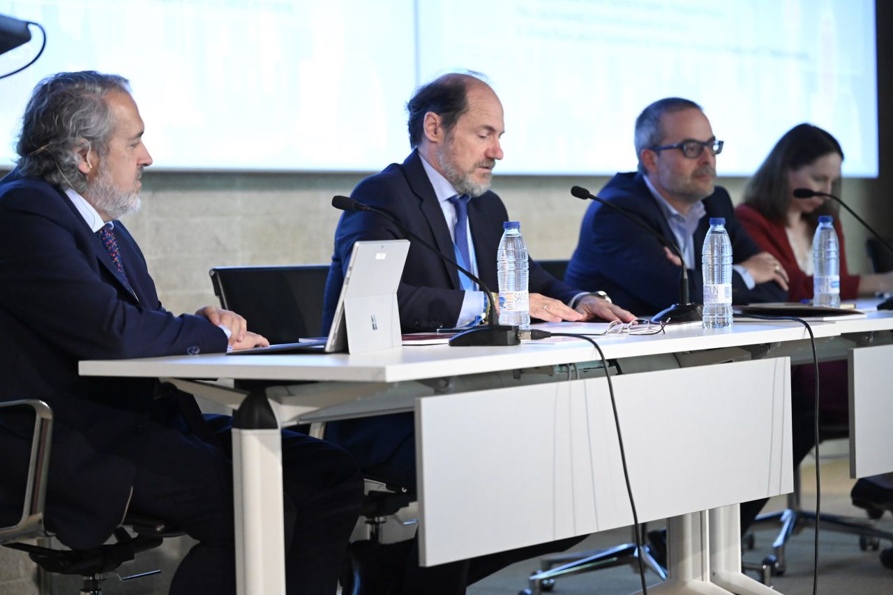 Segunda mesa:  'Energía limpia y verde', contará con la participación de Mariano González, consejero delegado del Canal de Isabel II; Sergio Cabellos, director regional de España y Portugal de PreZero; Ana Benavent, directora de Innovación de Valoriza; y Olivier Malet, jefe del departamento de Tratamiento y Reciclaje de Residuos de FCC. Este debate será moderado por Fernando Arlandis, director general de descarbonización de la Comunidad de Madrid.