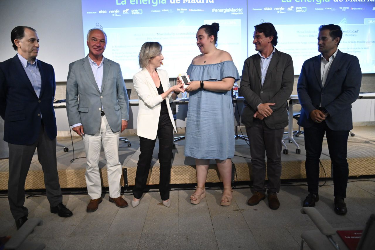 Foto de familia de la primera mesa redonda 'Movilidad y sostenibilidad'.