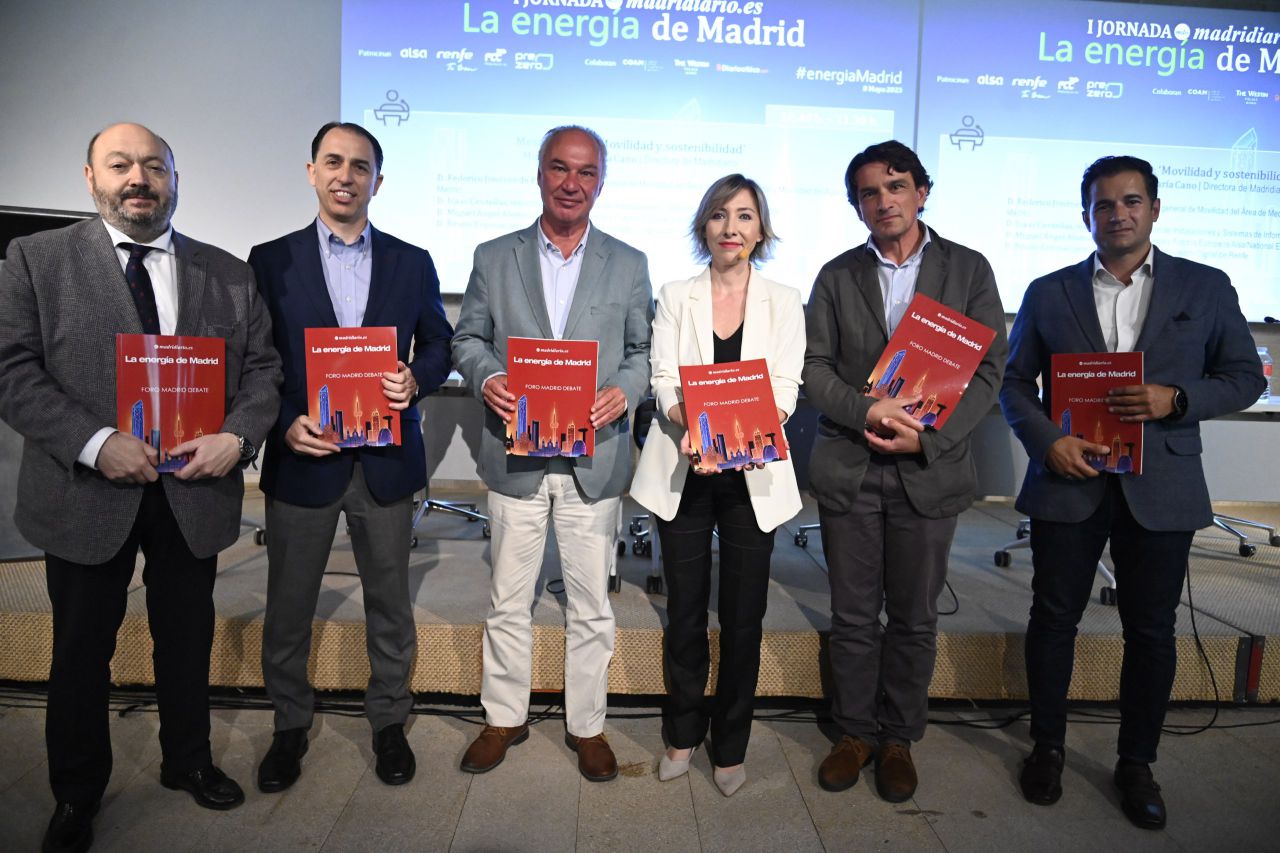 Foto de familia de la primera mesa redonda 'Movilidad y sostenibilidad'.