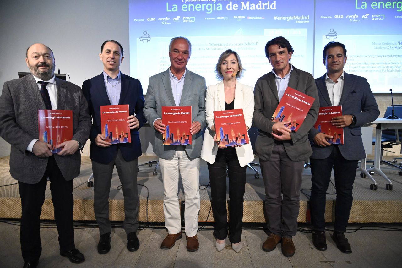 Foto de familia de la primera mesa redonda 'Movilidad y sostenibilidad'.