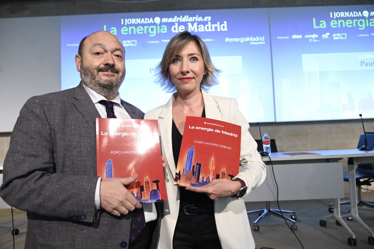 Constantino Mediavilla y María Cano posando con el libro 'La energía de Madrid'.