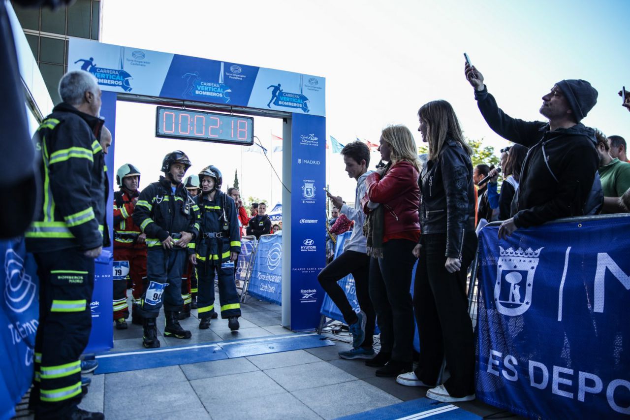 Pistoletazo de salida a la VII Carrera Vertical de Cuerpo de Bomberos de Madrid.