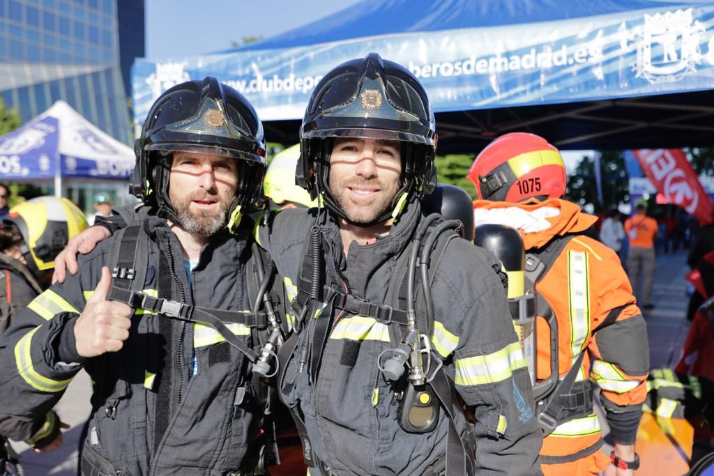 Bomberos posando tras la carrera.
