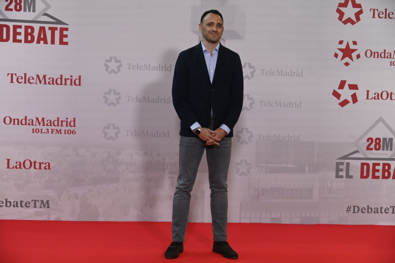 El candidato de Podemos a la Alcaldía de Madrid, Roberto Sotomayor, llega al debate de Telemadrid