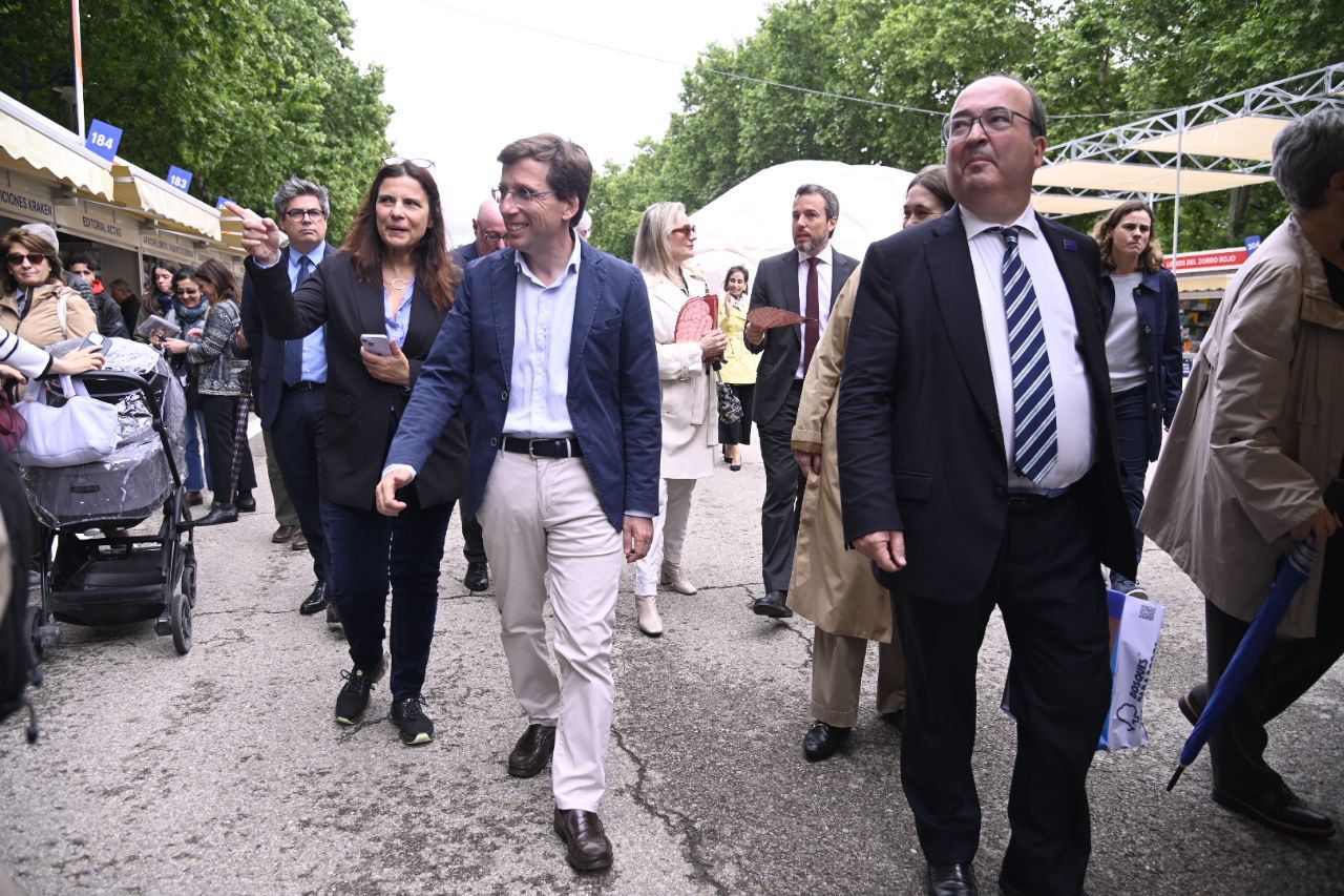 José Luis Martínez Almeida visita la Feria del Libro