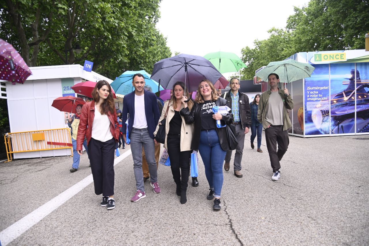 Roberto Sotomayor y Alejandra Jacinto visitan la Feria del Libro