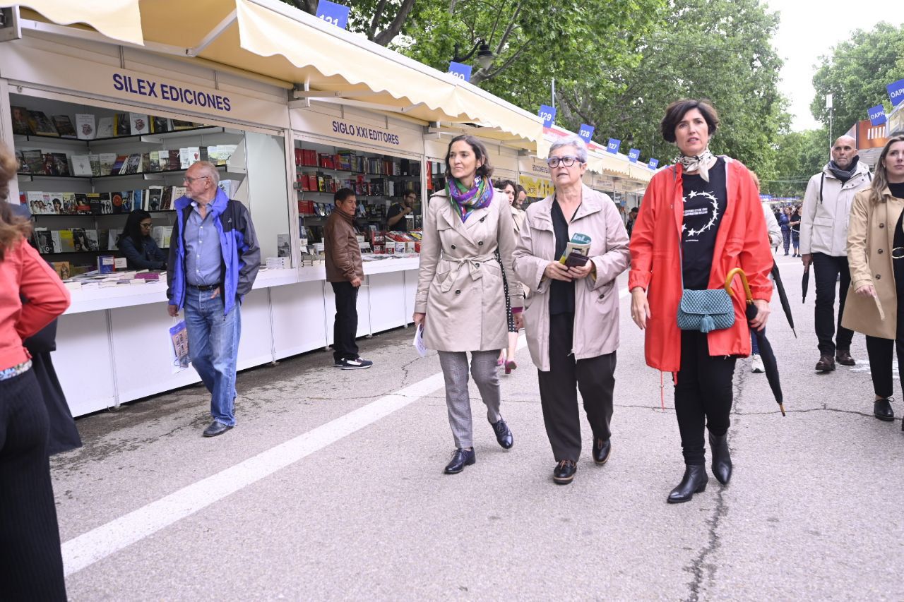 Reyes Maroto visita la Feria del Libro