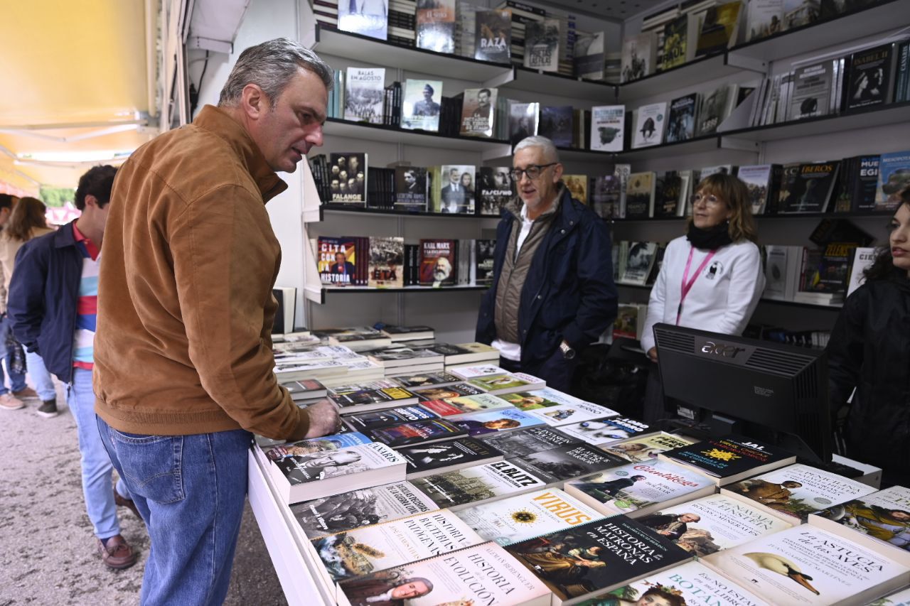 Ortega Smith visita la Feria del Libro
