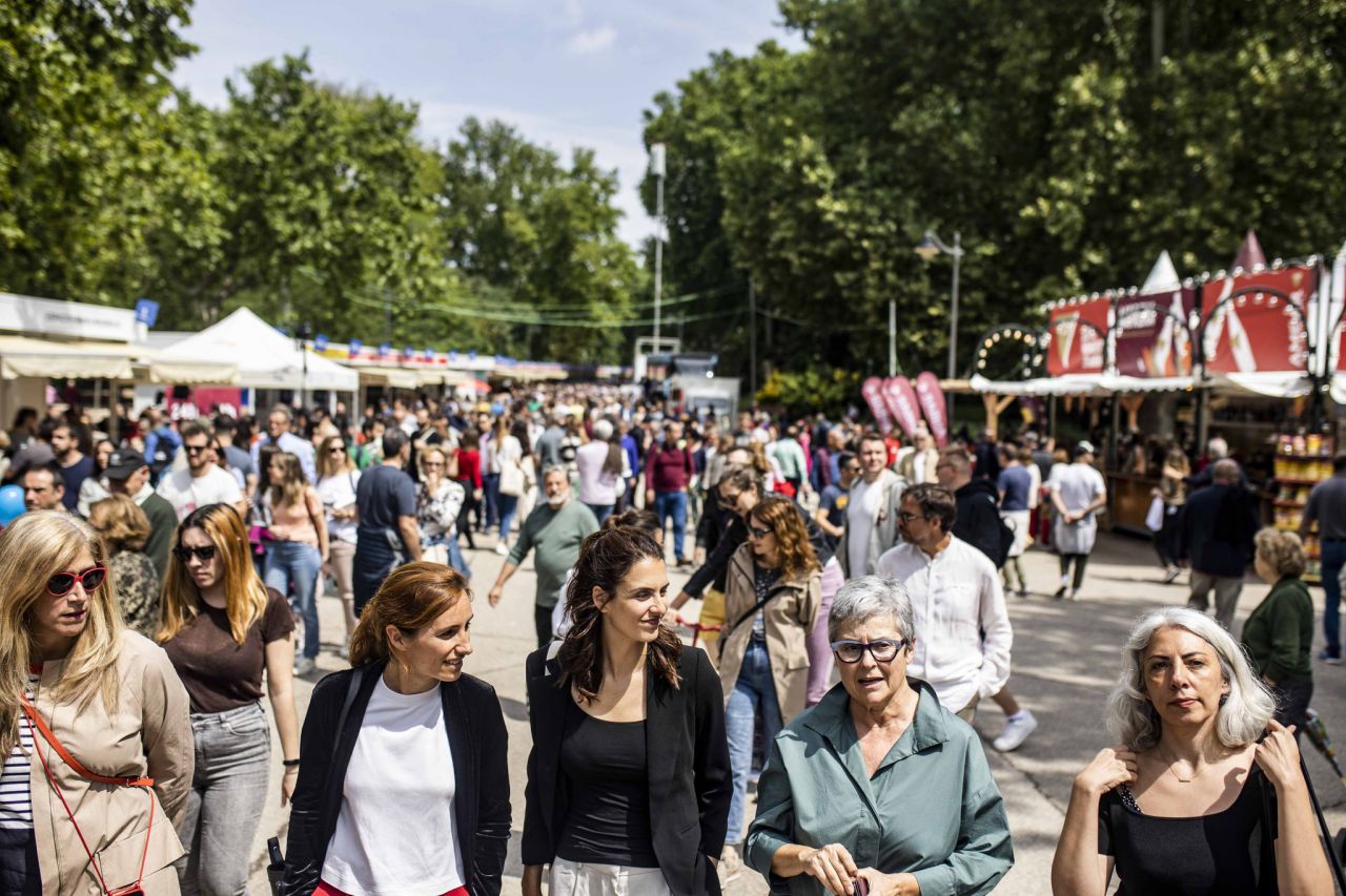 Mónica García y Rita Maestre paseando por la Feria del Libro.