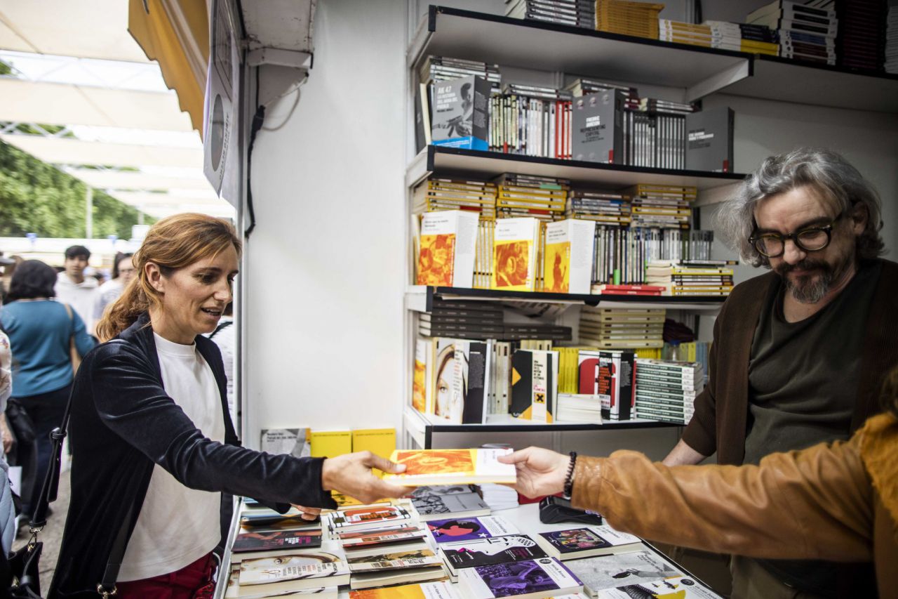 Mónica García en la Feria del Libro.