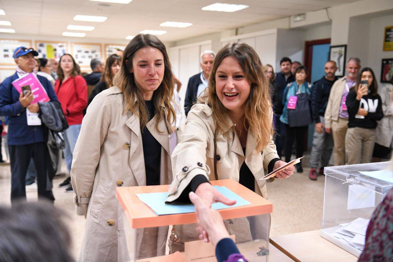 Irene Montero y Alejandra Jacinto votando.