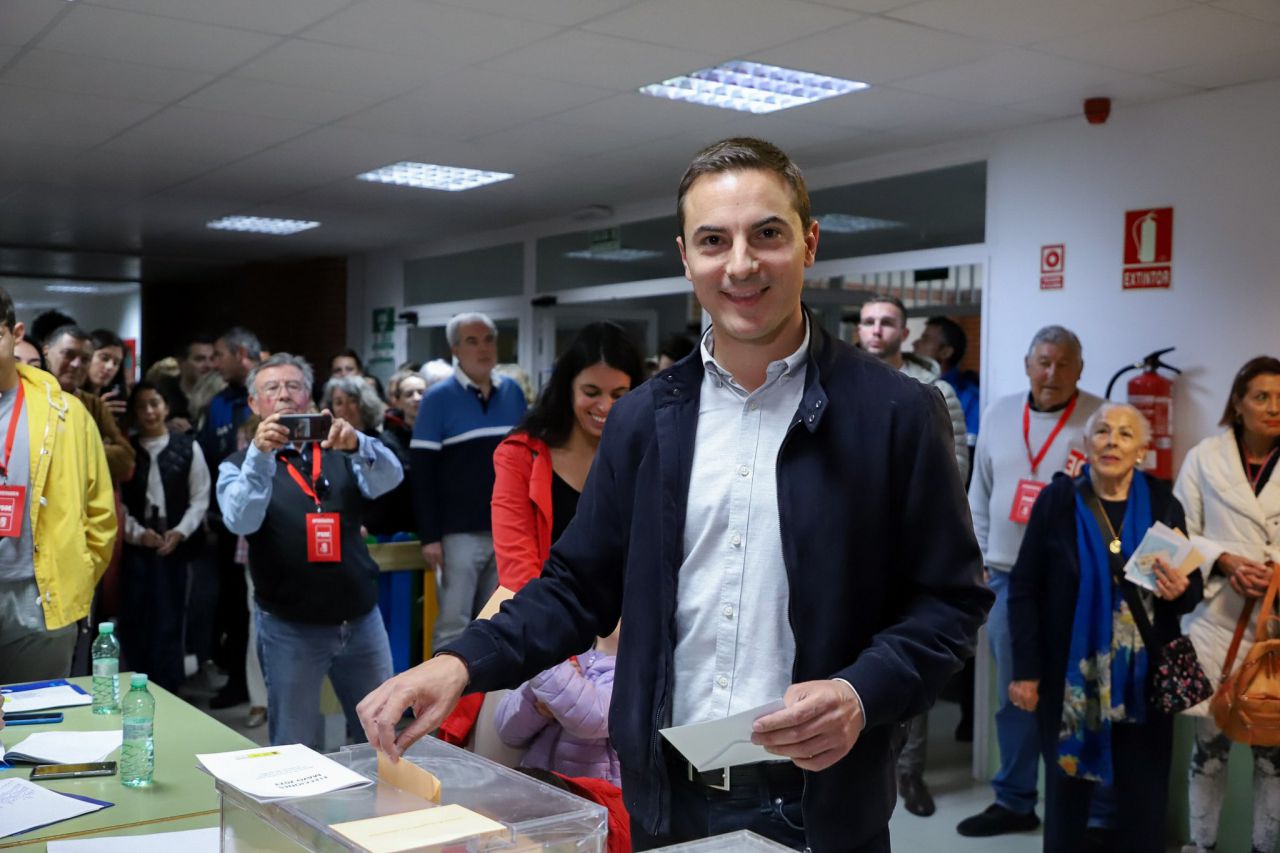 Juan Lobato votando.