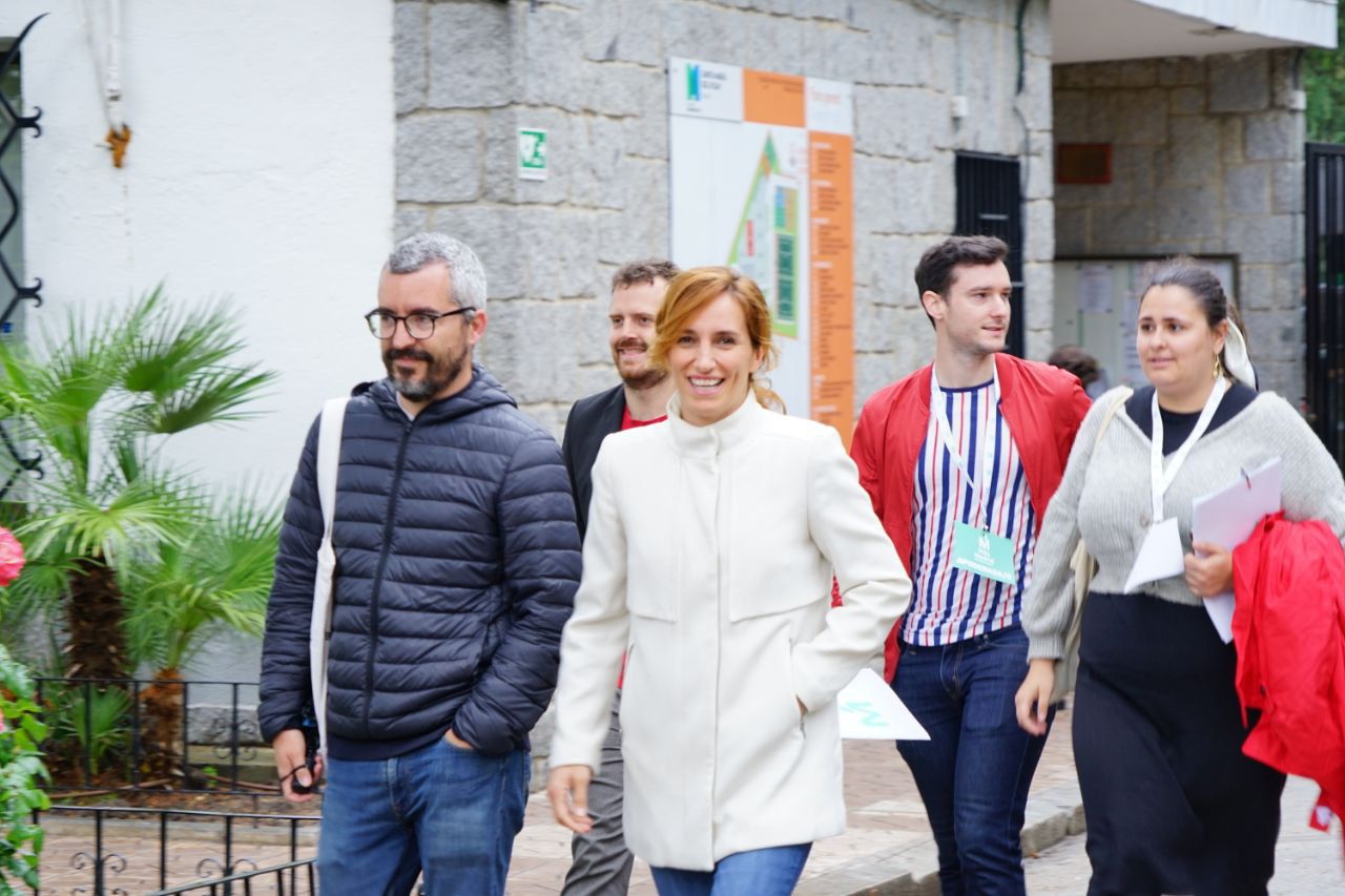 Mónica García llegando al colegio electoral