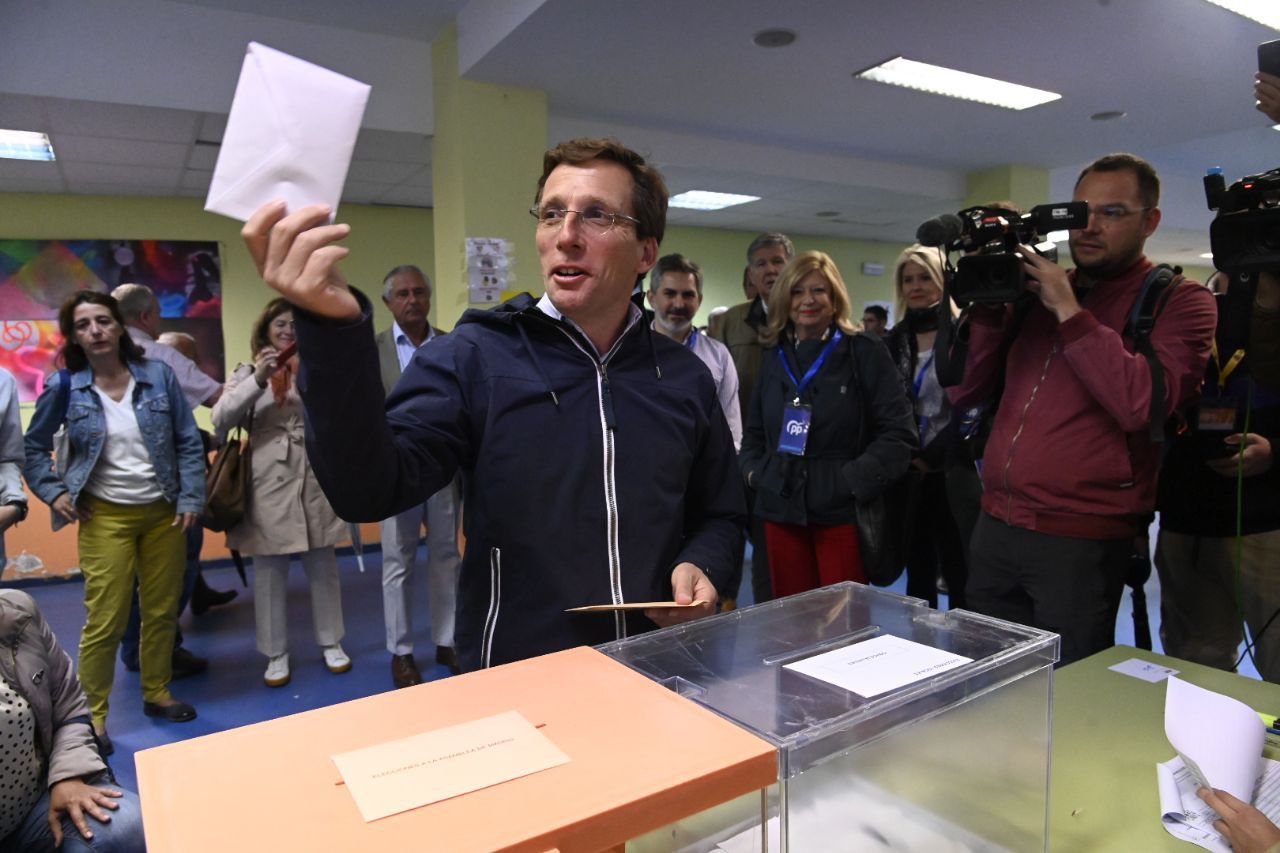 José Luis Martínez Almeida en las urnas.