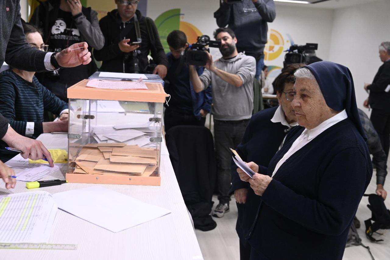 Una monja ejerces su derecho al voto.