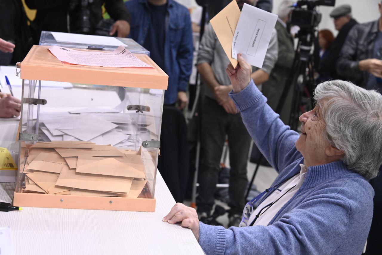Una mujer ejerce su derecho al voto.