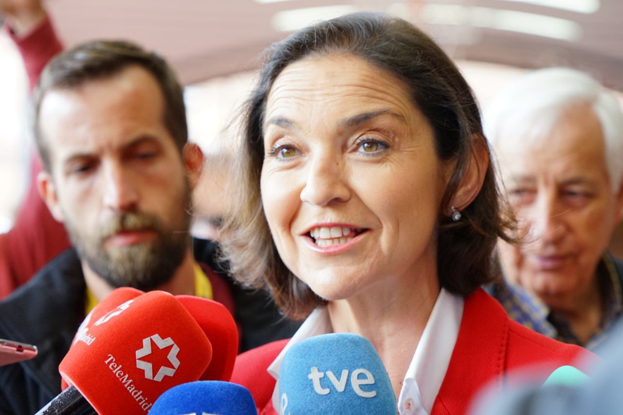 Reyes Maroto atendiendo a los medios de comunicación.