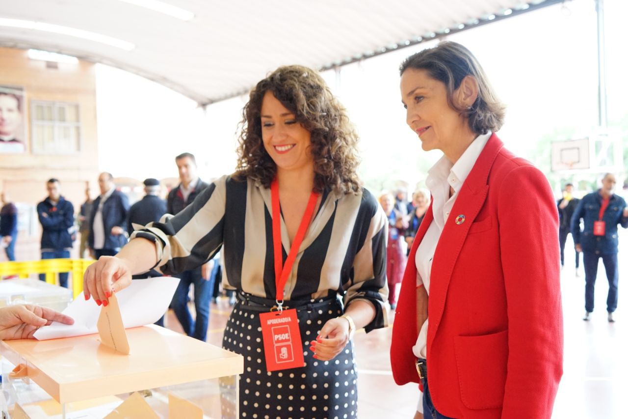 Emma López y Reyes Maroto en las urnas.