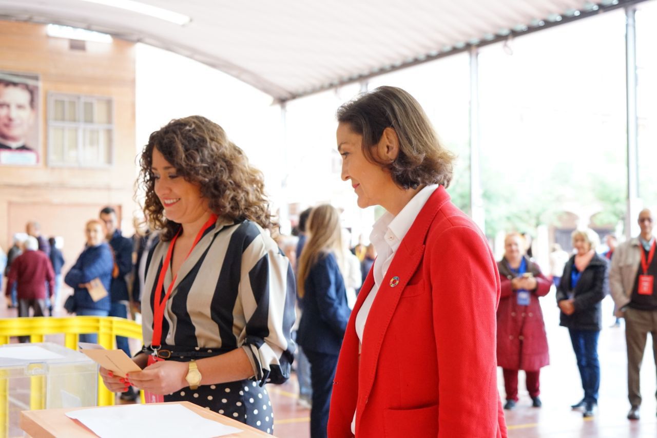 Emma López y Reyes Maroto en las urnas.