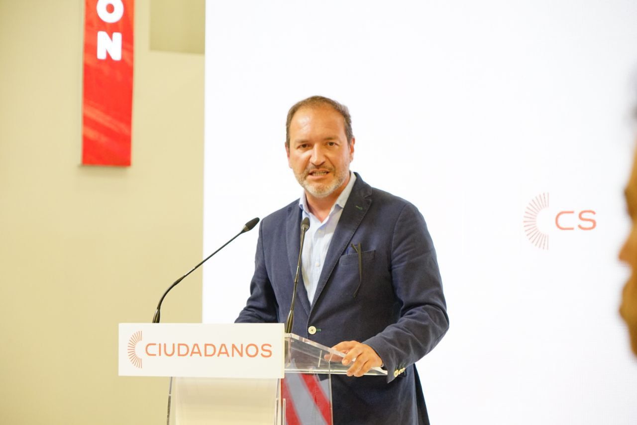 Mariano Fuentes hablando a los medios.