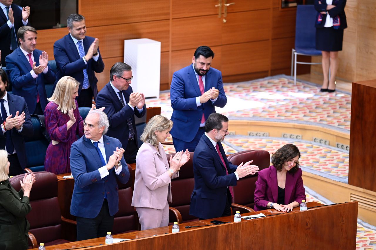 Exconsejeros aplauden a la ya presidenta.