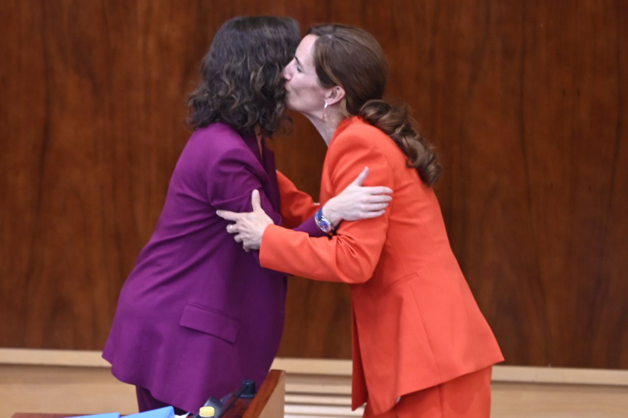 Mónica García felicita a Isabel Díaz Ayuso.