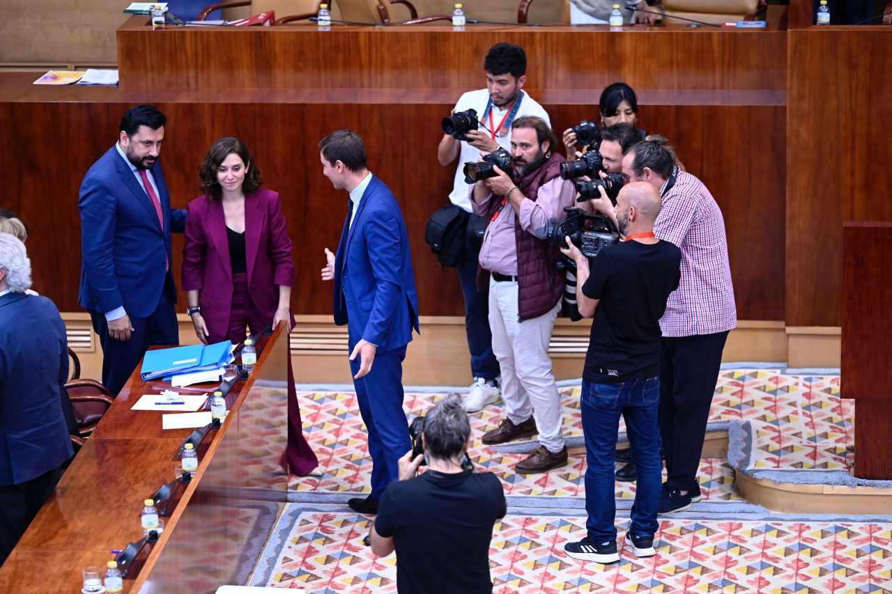 Juan Lobato felicita a Isabel Díaz Ayuso.