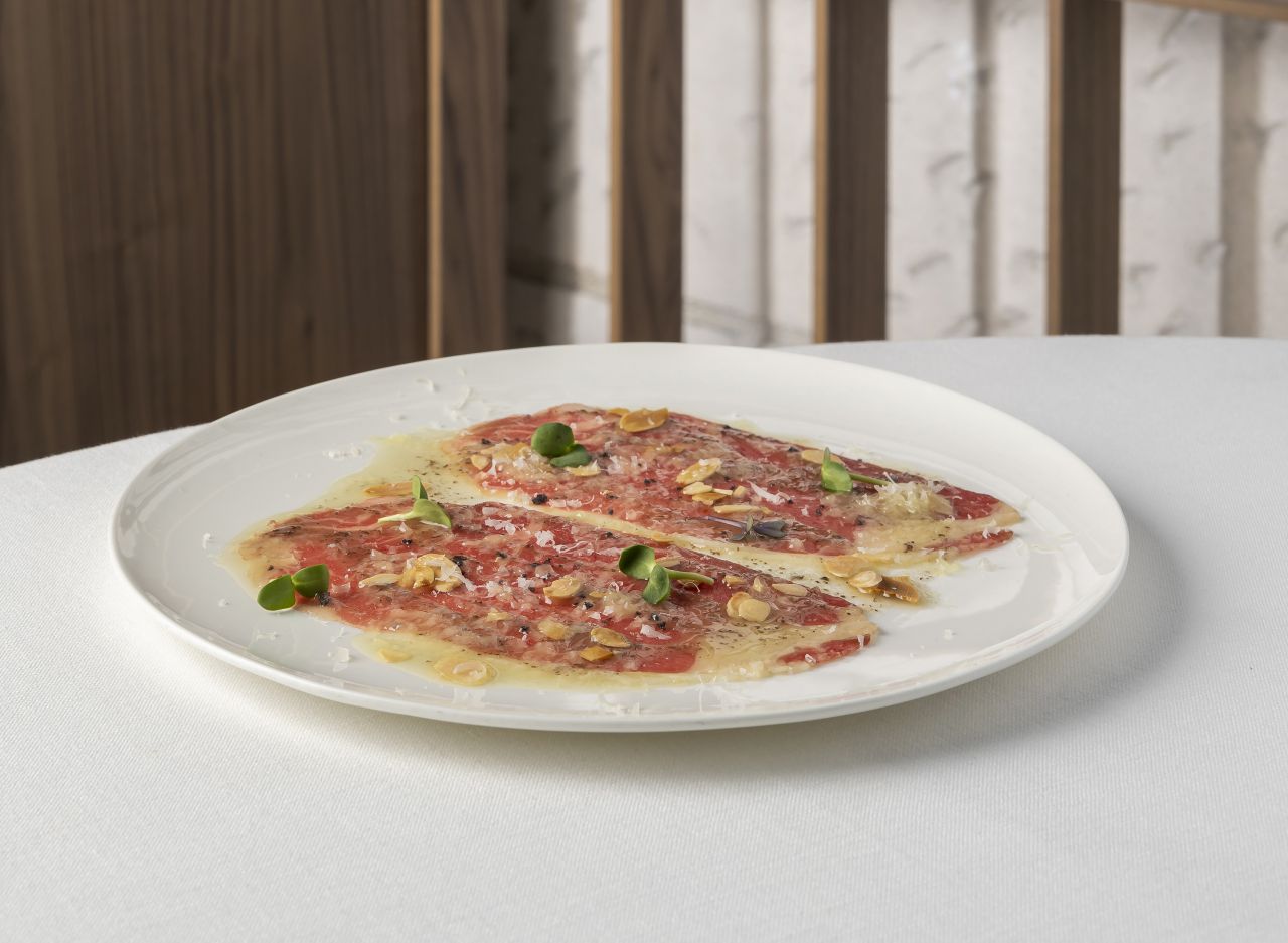 Carpaccio de chuleta, foie y aliño de trufa