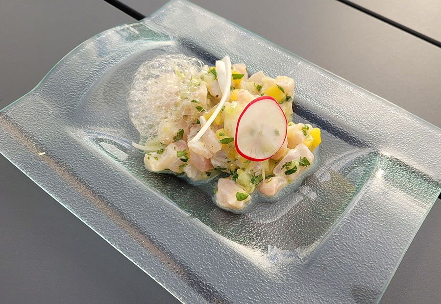 Ceviche de pescado de roca con aire limonero