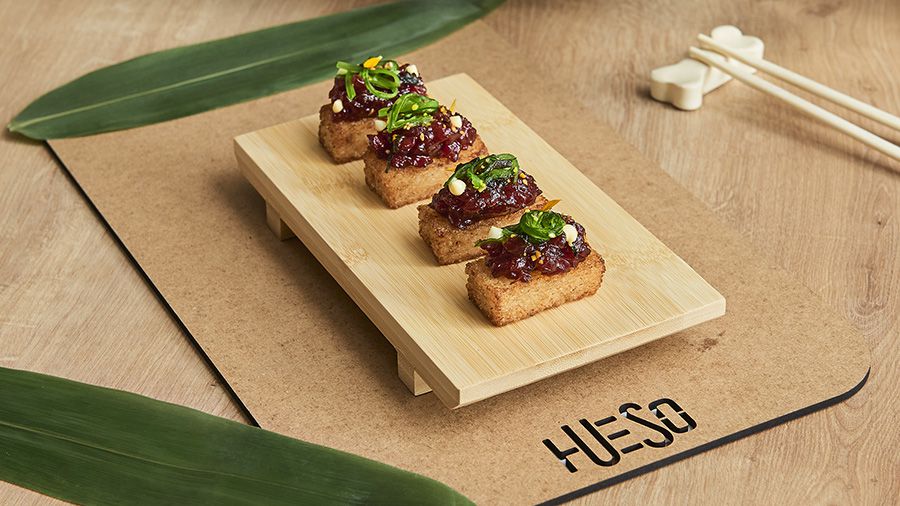 Nigiri de atún con emulsión de anguila y wasabi