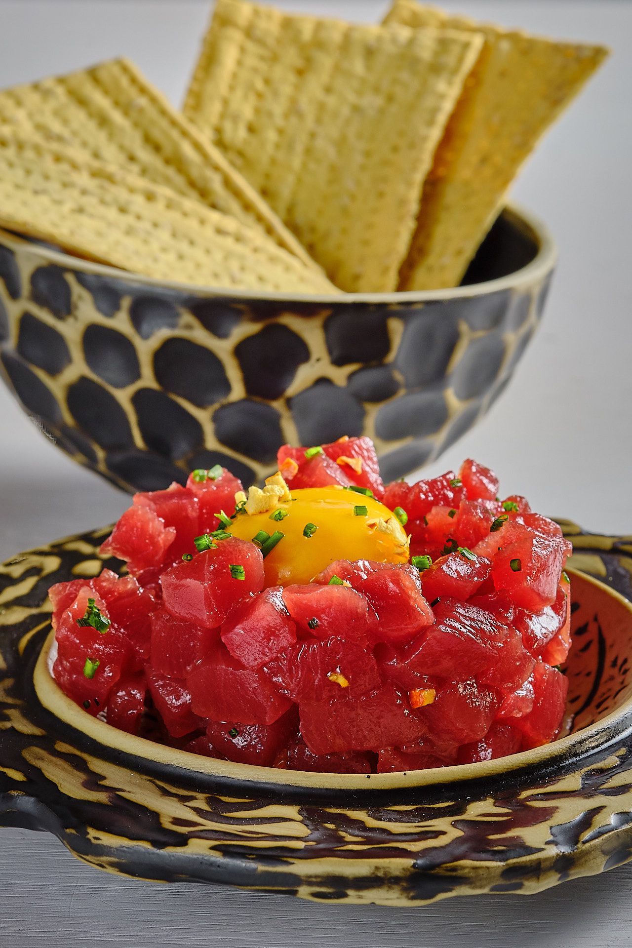 Tartar de atún preparado al estilo Atenas con regañás de algas