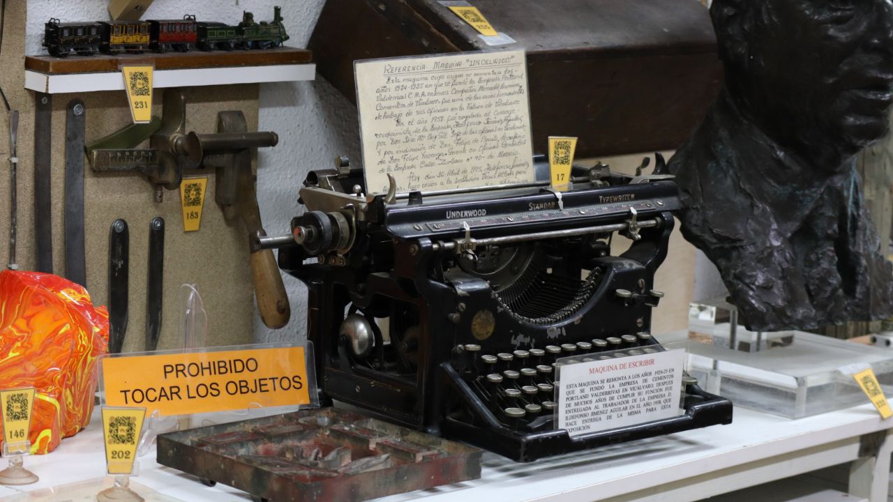 Algunos de los objetos de la cementera