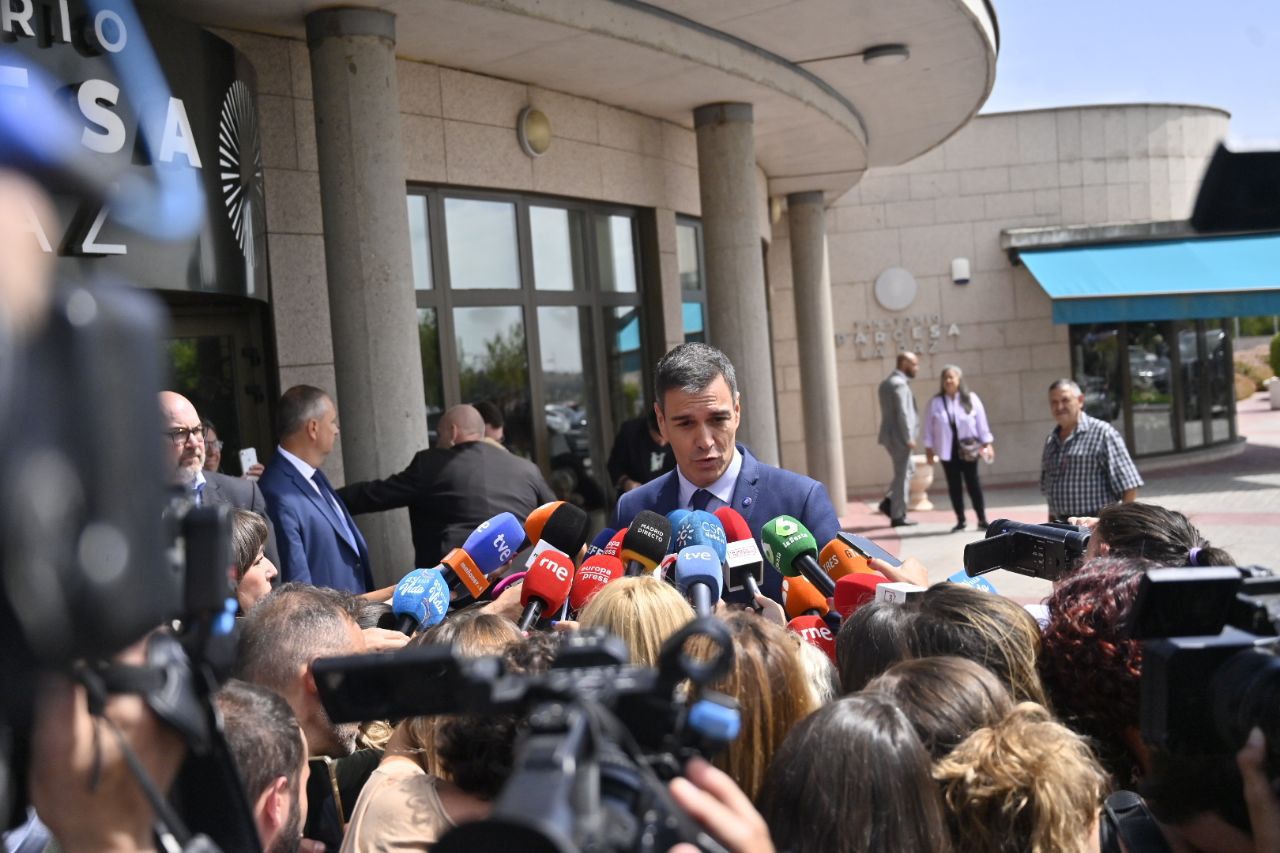 El presidente del gobierno en funciones, Pedro Sánchez, se ha acercado a dar el último adiós a María Teresa Campos