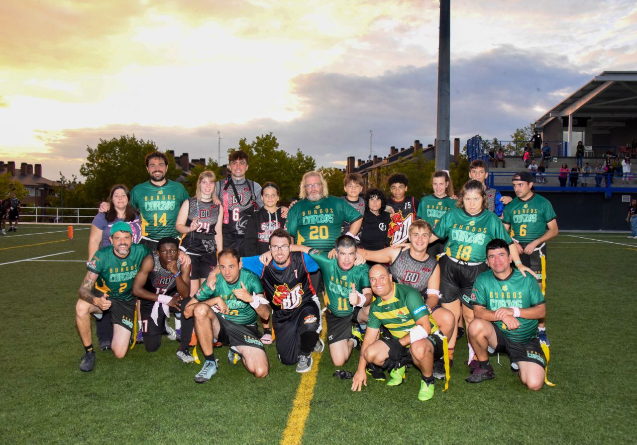 Equipo Burgos Corzos junto al GEIBD equipo inclusivo de Black Demons-Grupo Envera del Torneo Mama Bowl III