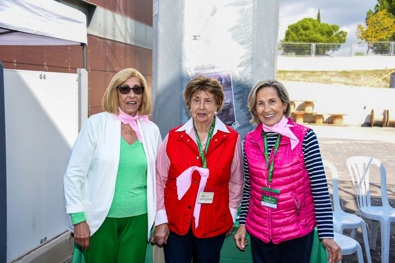 Mercedes Muro, presidenta AECC las Rozas, con Mari Paz González y María Jesús Baz, voluntarias de AECC las Rozas