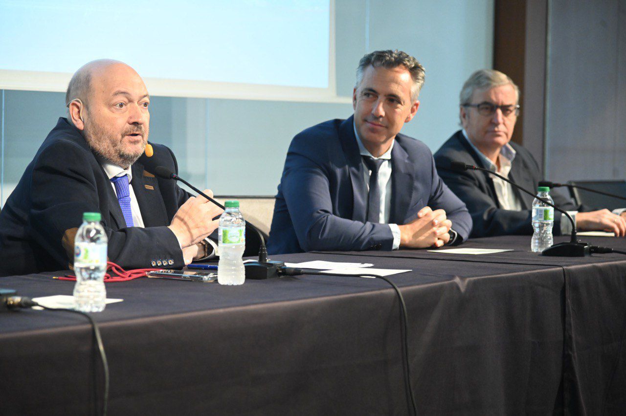  y Constantino Mediavilla, presidente editor de Madridiario, Carlos Novillo, consejero de Medio Ambiente, Agricultura e Interior de la Comunidad de Madrid, y Sigfrido Herráez, decano del Colegio de Arquitectos de Madrid, en la  XXI Jornada de Medio Ambiente y Desarrollo Sostenible.