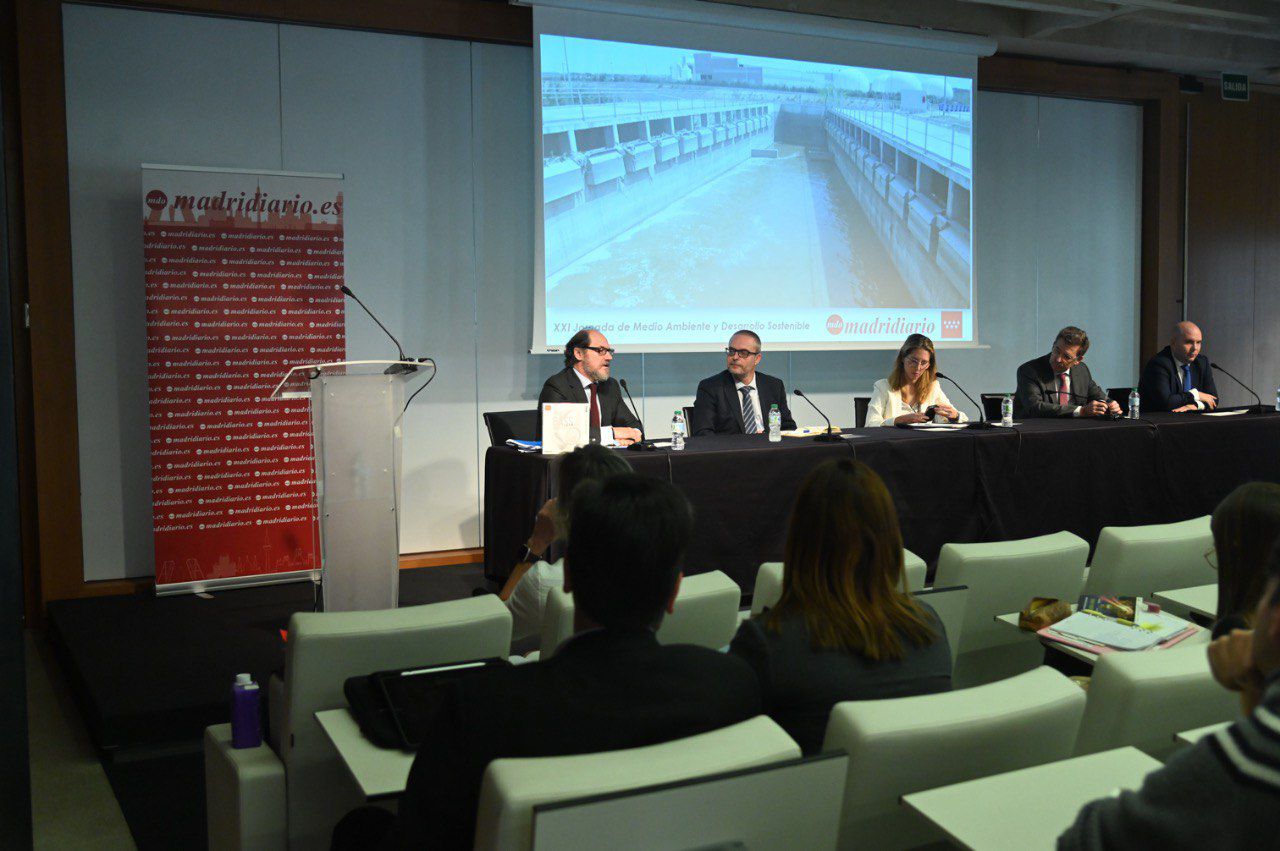 'Cuadrando el círculo: sinergias, retos y contradicciones entre el sector público y privado: Cristina Aparicio, directora general de Economía Circular de la Comunidad de Madrid, modera esta charla con la participación de Mariano González Sáez, CEO del Canal de Isabel II, Sergio Cabellos, director de Negocio Público - Zona Centro de PreZero España, Eduardo Campos, director general de Sacyr Agua y Miguel Chaves, director regional en Madrid Serveo.