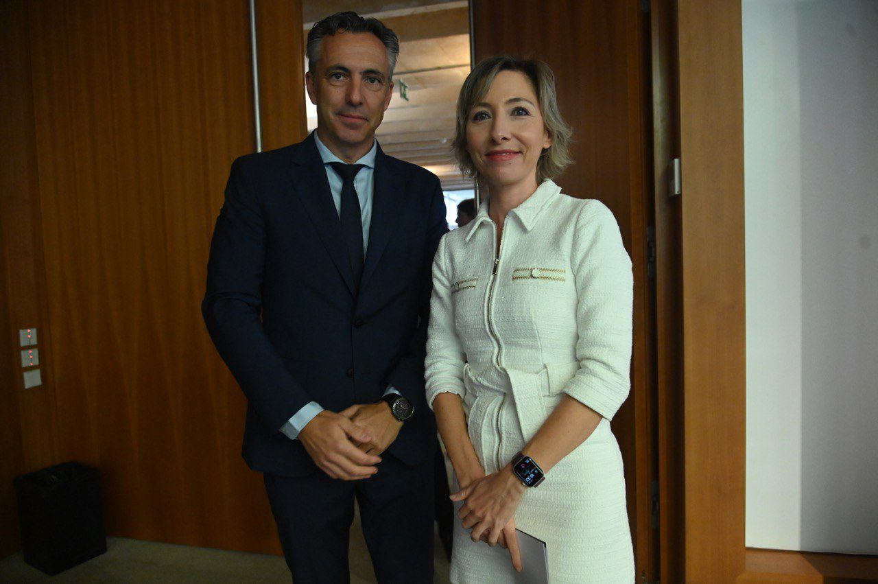María Cano, directora de Madridiario, y Carlos Novillo, consejero de Medio Ambiente, Agricultura e Interior de la Comunidad de Madrid