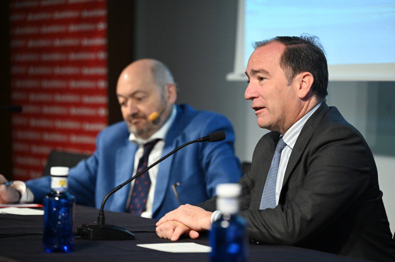 Borja Carabante, segundo teniente de alcalde y concejal del Área de Gobierno de Urbanismo, Medioambiente y Movilidad del Ayuntamiento de Madrid, inaugura las segunda parte de estas jornadas junto al presidente de Madridiario, Constantino Mediavilla